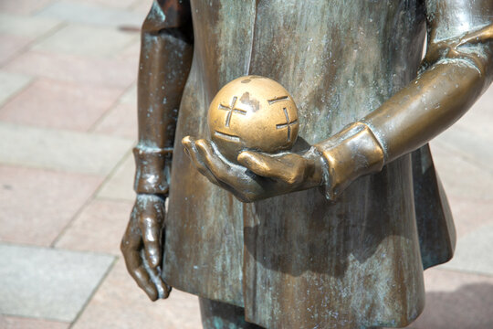 Details der Bronzestatue der Physiker Georg Christoph Lichtenberg in G&ouml;ttingen. Geschaffen vom K&uuml;nstler Fuat Dushku.