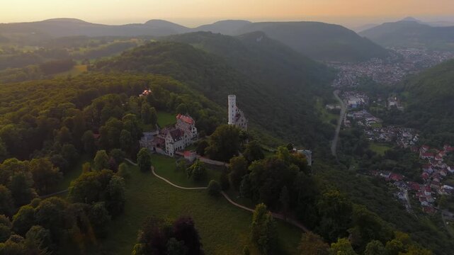 Luftbild Schloss Lichtenstein Wuerttemberg auch Maerchenschloss Wuerttembergs in Honau. Marchenhafte Stimmung bei Sonnenuntergang, hoch uber Tal auf Schwaebischen Alb im Landkreis Reutlingen gelegen. 