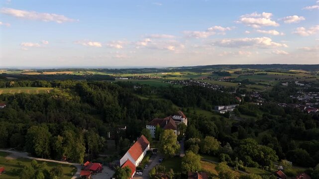 Luftaufnahme Schloss Ortenburg, Alt-Ortenburg, Vorderschloss in Marktes Ortenburg im Landkreis Passau, Niederbayern, Deutschland. Aerial view of Schloss Ortenburg in Bavaria, Germany. Hilltop castle