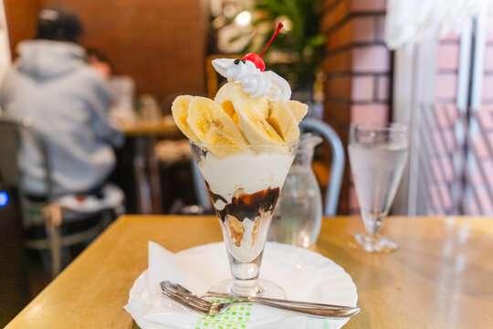 金沢の昭和レトロな喫茶店「ピノ」のバナナパフェ