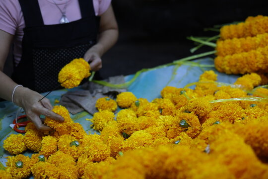 Pr&eacute;paration artisanale de guirlandes de fleurs