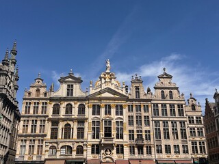 Fototapeta premium Prächtige Fassaden der Gildenhäuser am Grand Place in der Altstadt von Brüssel, Belgien