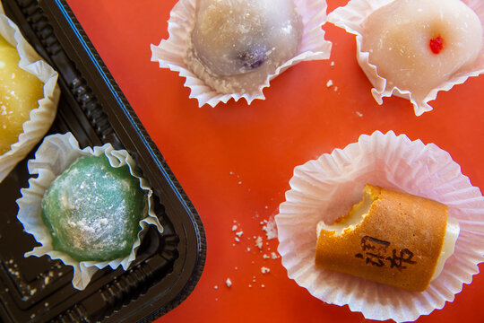 Mochi on red