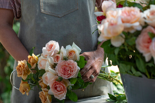 Hands hold rose bouquet