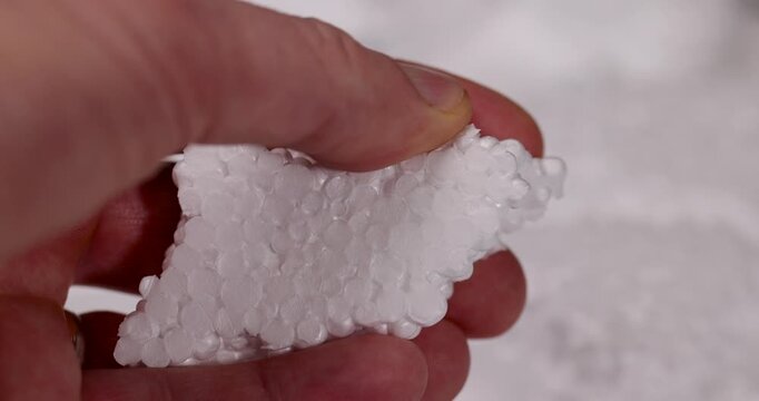 Multi-layered white foam, this foam has a voluminous texture of compressed granules and is used as a shock-absorbing material.