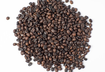 Naklejka premium Roasted coffee beans isolated on white