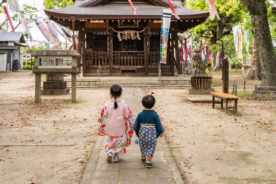 手を繋いで参道を歩く着物の子供達