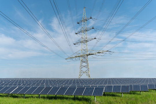 Solarpark und Stromnetz