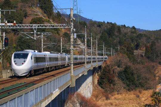山間部を走行する特急列車