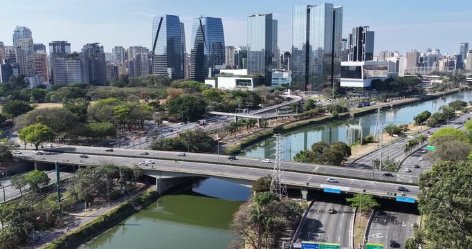 Tr&aacute;fego intenso e skyline corporativo na Marginal Pinheiros - Drone - Aerial view of Marginal Pinheiros highway and financial district, Sao Paulo - 4K drone footage