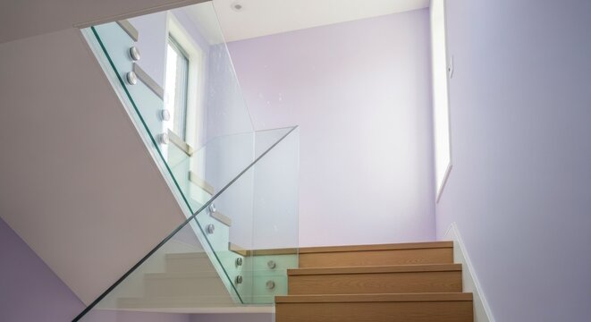 Moderne trap met glazen balustrade en houten treden in een eigentijdse woning