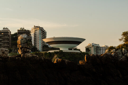 Museu de arte contempor&acirc;nea MAC ao p&ocirc;r do sol - Niter&oacute;i, Rio de Janeiro, Brasil