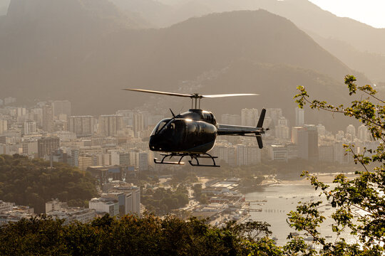 Helic&oacute;ptero pousando no morro da Urca - Rio de Janeiro, Brasil