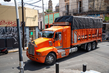 Naklejka premium acarrear, auto, vehículo, transportación, embelesado, camiones, aislada, juguete, carretera, construcción, carga, rojo, pesada, basural, industrias, abultado, avance, blanco, máquina, industrial, auto