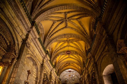 house of god, arquitectura, catedral, religiones, interiors, g&oacute;tica, edificio, arco, techo, europa, columna, viejo, hito, nave, italia, interior, cat&oacute;lica, monumento, altar, religiosas, cristaleras, c