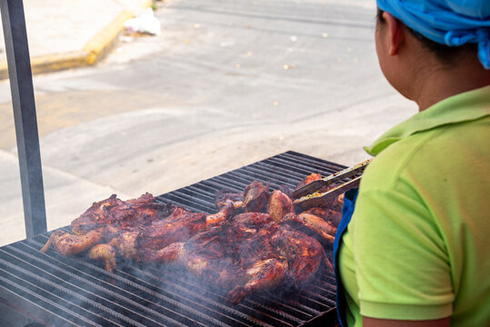alimento, barbacoa, grill, carne, cocci&oacute;n, gallina, a la parrilla, fuego, brasear, cocinado, chupar, picnic, chulet&oacute;n, cena, al aire libre, verano, comida, cerdo, fiesta, brasa, asada, pollo asado, 