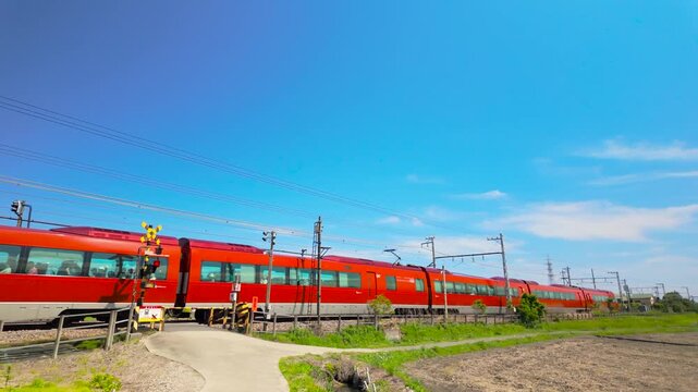 青空と田園風景を駆ける小田急ロマンスカー　GSE　70000形