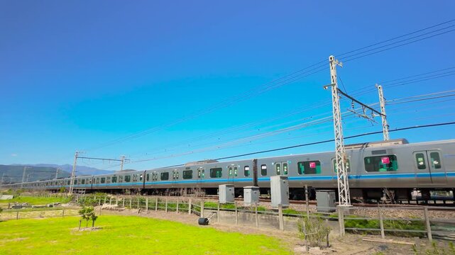 青空と田園風景を駆ける小田急5000形