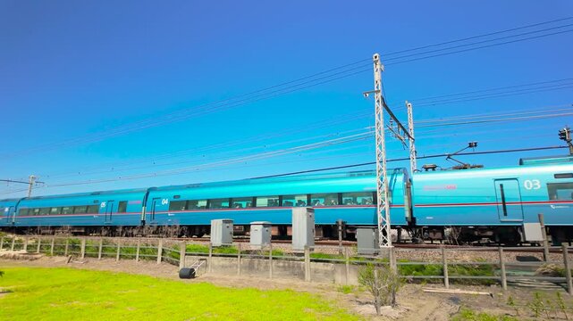青空と田園風景を駆ける小田急ロマンスカーMSE　60000形