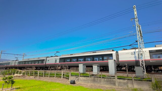 青空と田園風景を駆ける小田急ロマンスカー　EXE &alpha;エクセアルファ　30000形
