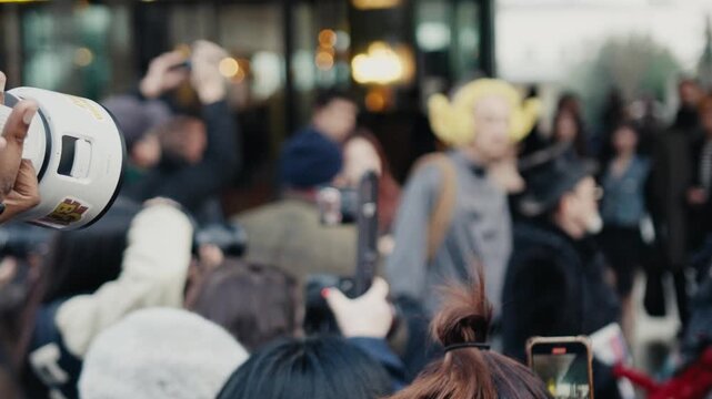 Crowd of journalists and fans filming a celebrity event