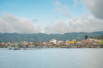 Fototapeta premium Guatapé town on peñol-guatapé reservoir in colombia
