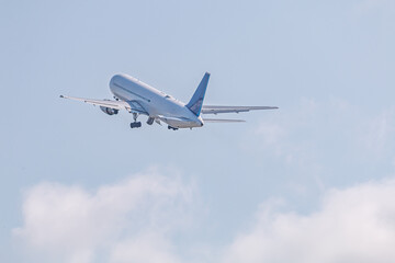 Fototapeta premium 離陸した大型旅客機