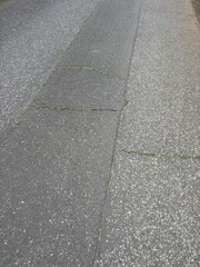 Fototapeta premium 晴れた日の外のコンクリートの道