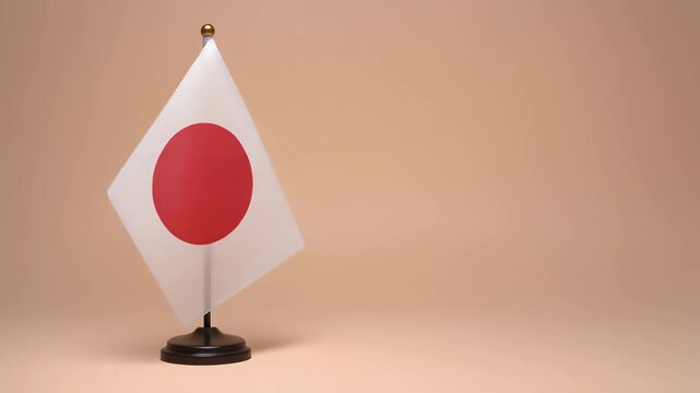 淡いパステル背景に小さな日本国旗を配した上品な祝日イメージ