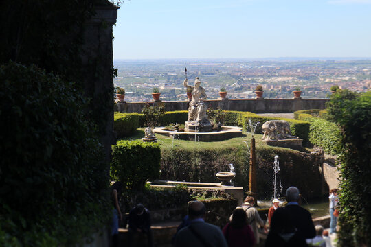 Statua della Dea Roma con lancia nella Fontana di Rometta a Villa d'Este, celebre giardino rinascimentale con giochi d'acqua e sculture storiche a Tivoli, patrimonio UNESCO