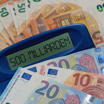 Taschenrechner mit dem Wort 500 Milliaden im Display