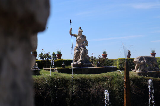 Tivoli, Roma, Italia - Veduta panoramica della Fontana della Rometta a Villa d'Este con la statua centrale della Dea Roma armata, circondata da giardini e affacciata sulla pianura laziale