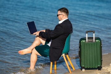 Naklejka premium Freelancer typing on laptop by sea. Beach freelancer builds online business. Freelancer lifestyle shows travel freedom. Coastal office supports freelancer success.