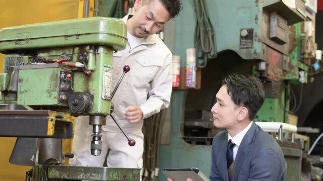 製造業の機械のメンテナンスや新しい機械の購入(設備投資)や融資などを説明する作業員と営業マン　中小企業の工場のdxの商談イメージの動画