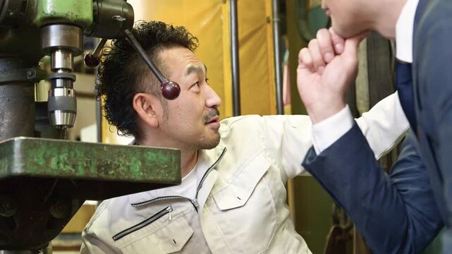 製造業の機械のメンテナンスや新しい機械の購入(設備投資)や融資などを説明する作業員と営業マン　中小企業の工場のdxの商談イメージの動画