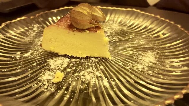 Tarta de queso estilo portugu&eacute;s sirvi&eacute;ndose en porci&oacute;n cremosa