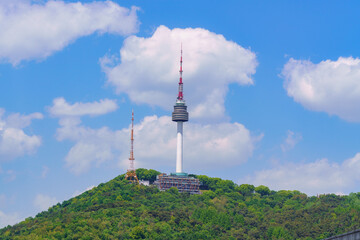 Obraz premium N Seoul Tower and the Haebangchon Hillside