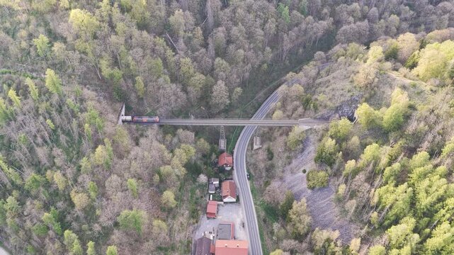 G&uuml;terzug auf dem Kreuztalviadukt im Harz. Vogelperspektive. 