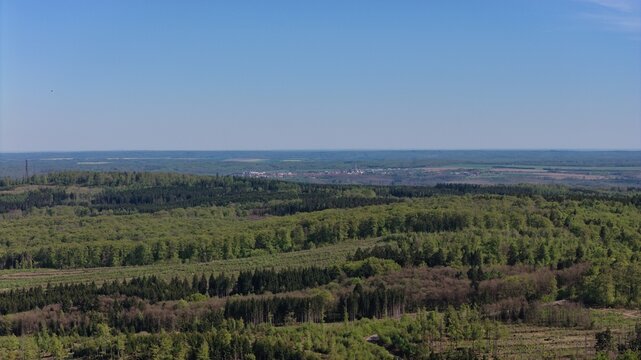Ausblick vom Mailaubenkopf bei Friedrichsbrunn im Harz. Vogelperspektive. 