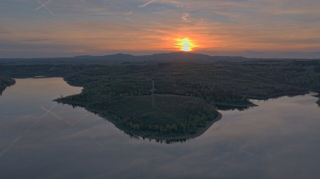 Rappbodetalsperre bei Sonnenuntergang. Vogelperspektive. 
