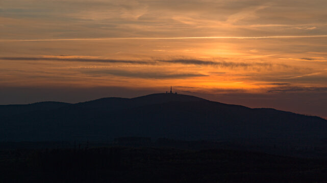 Brocken bei Sonnenuntergang. Vogelperspektive. 