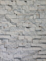 Fototapeta premium A close-up of a white stone brick wall arranged in a neat horizontal pattern.