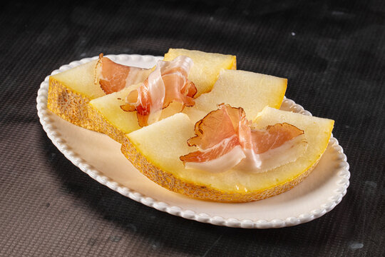 Slised sweet melon with Jamon