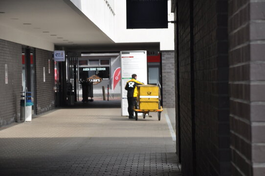 Deutsche Post, Kurierfahrer liefert Post mit dem Fahrrad in der Stadt aus