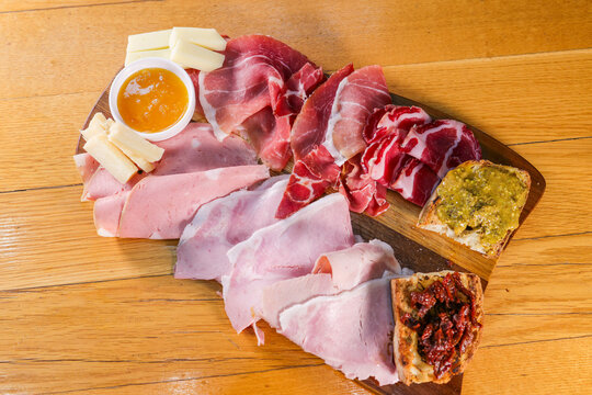 Tagliere con salumi, formaggi e bruschette servito come antipasto in un ristorante