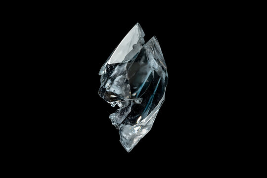 Broken glass shard isolated on transparent background. Realistic clear crystal fragment ideal for compositing, VFX, product photography and high-impact design.