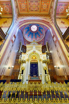 Visit dohany street synagogue in budapest hungary
