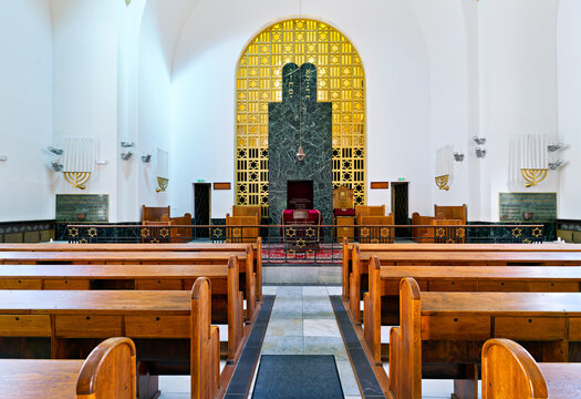 Interior of dohany street synagogue in budapest hungary