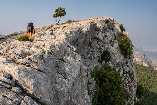 hiker on the three-thousand-mile route (tres mils), Sa Rateta-Na Franquesa-L'Ofre, Natural area of the Serra de Tramuntana., Majorca, Balearic Islands, Spain