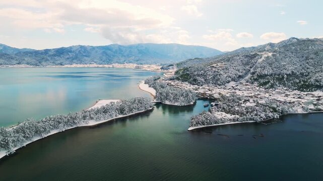 雪景色の天橋立 4Kドローン空撮 日本三景 松並木と青い海のコントラスト